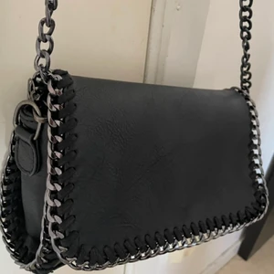 Väska - Lägger ut igen då den som vann budgivningen inte kontaktat mig och jag kan ej kontakte henne! Budgivningen slutade på 330, men kan tänka mig att sälja den för 300! Skriv till mig om du är intresserad så kommer vi överens om ett pris! Frakt tillkommer!! 