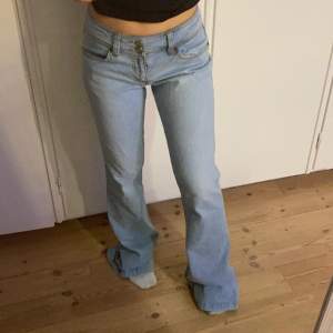 Intressekoll på dessa snygga lowrise jeans.. midjemåttet:78cm , innerbensmått: 80. Som ex brukar jag ha 24 i monki jeans & 34 i strandivarius jeans<<3