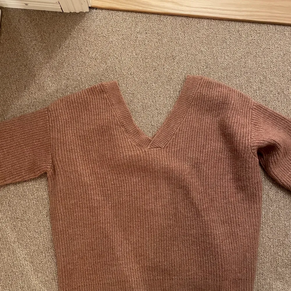 Säljer denna smutsrosa stickade tröjan från NA-KD i storlek XS. Färgen visar sig inte riktigt på bilderna, men skriv för fler bilder😊😊😊. Stickat.
