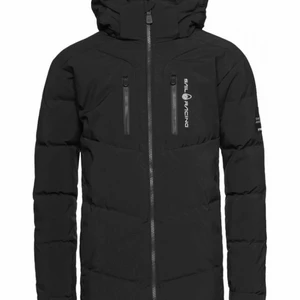 Sail racing jacka  - Säljer min jacka som jag köpte förra året då den knappt kom till användning.köpt för 2800. Köparen står för frakten 