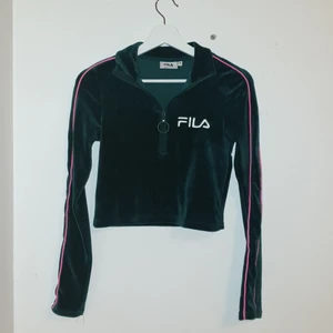 Fila tröja  - Superskön filatröja i väldigt mjukt tyg. Mörkgrön med rosa detaljer på ärmarna. Långärmad magtröja 