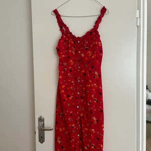 realisation par klänning - en kopia på realision pars klänning, säljes pga för liten i bysten. har en riktig också, materialet, printet och känslan är densamma. dock till ett mycket billigare pris :) 