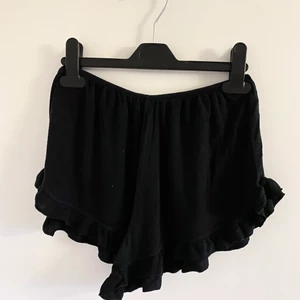 Brandy Melville shorts  - Superfina och sköna svarta shorts från Brandy Melville. Mycket bra skick och passar alla storlekar då de är väldigt stretchiga. Säljer då de inte längre kommer till användning. Storlek: Onesize   Pris: 70kr