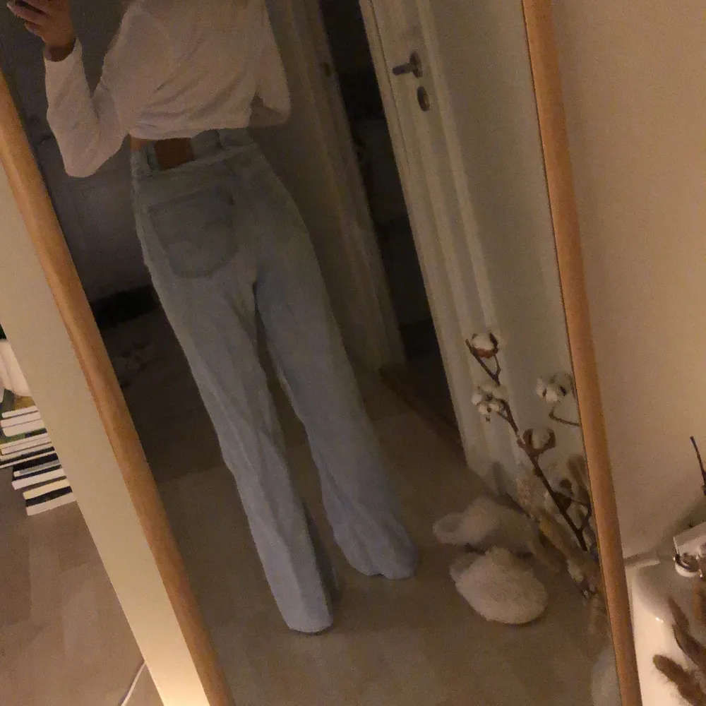 Levis jeans i modellen high loose, högmidjade och raka. Storlek 24 och går ner till golvet på mig som är 165. Köpare står för frakt 💛💛. Farkut & Housut.