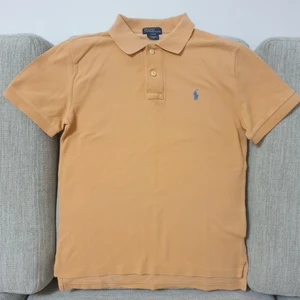 Polo  - den är helt ny köpt, den är oanvänd, den är inte fake den är real, den kostar 700 kr men jag säljer för 500 kr och storleken är 14 til 16 åringar.