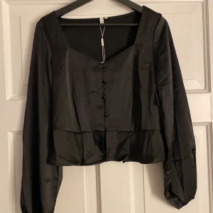 Svart blus - Svart blus från Nelly! Aldrig använd, prislapp sitter kvar, frakt tillkommer 🖤🖤🖤