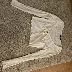 Shein tröja - Endast testad. Superfin tröja men som tyvärr inte passar mig. Priset kan sänkas vid snabb affär. Köparen står för frakten