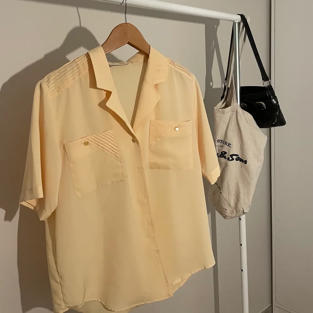 En superfin gul skjorta! Köpt vintage. Aldrig använt själv. Frakt 66kr . Skjortor.