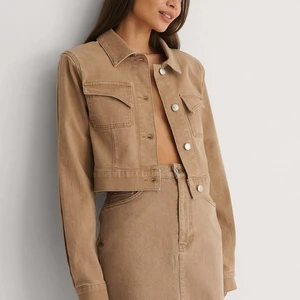 Na-kd croppad brun jeansjacka!! - Statement jeansjacka med inåtvända ärmar som ger en riktigt fräck och boxig kontur. Säljer pga att den hängt längre i garderoben utan användning. Är tidigare inköpt på second hand för 300kr, orginalpris 699kr. Skickar gärna fler bilder 💞