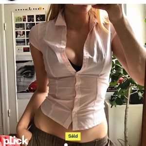 Jätte fin skjorta  - Så fin skjorta köpt på plick men andvänds inte! Bilder lånade av sarahkläder! 