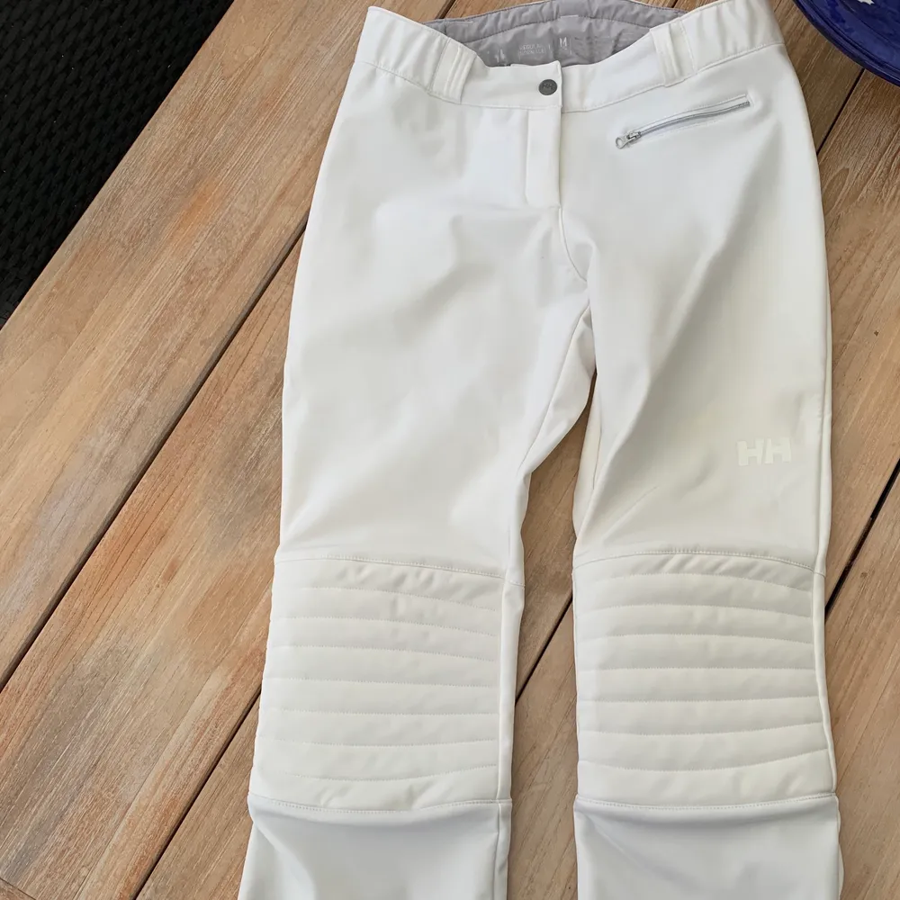 Vita skidbyxor med bootcut. Använt fåtals gånger, är i bra skick. Säljaren står för frakten  . Jeans & Byxor.