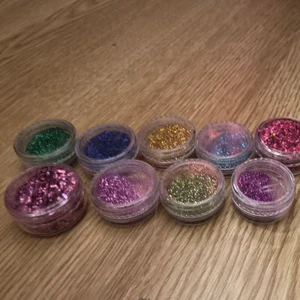 Nagelglitter - Säljer nagelglitter som bara legat i lådan, vissa är lite använda o vissa e helt fulla. Själva burkarna är lite kladdiga av gelé men det är inget fel på glittret