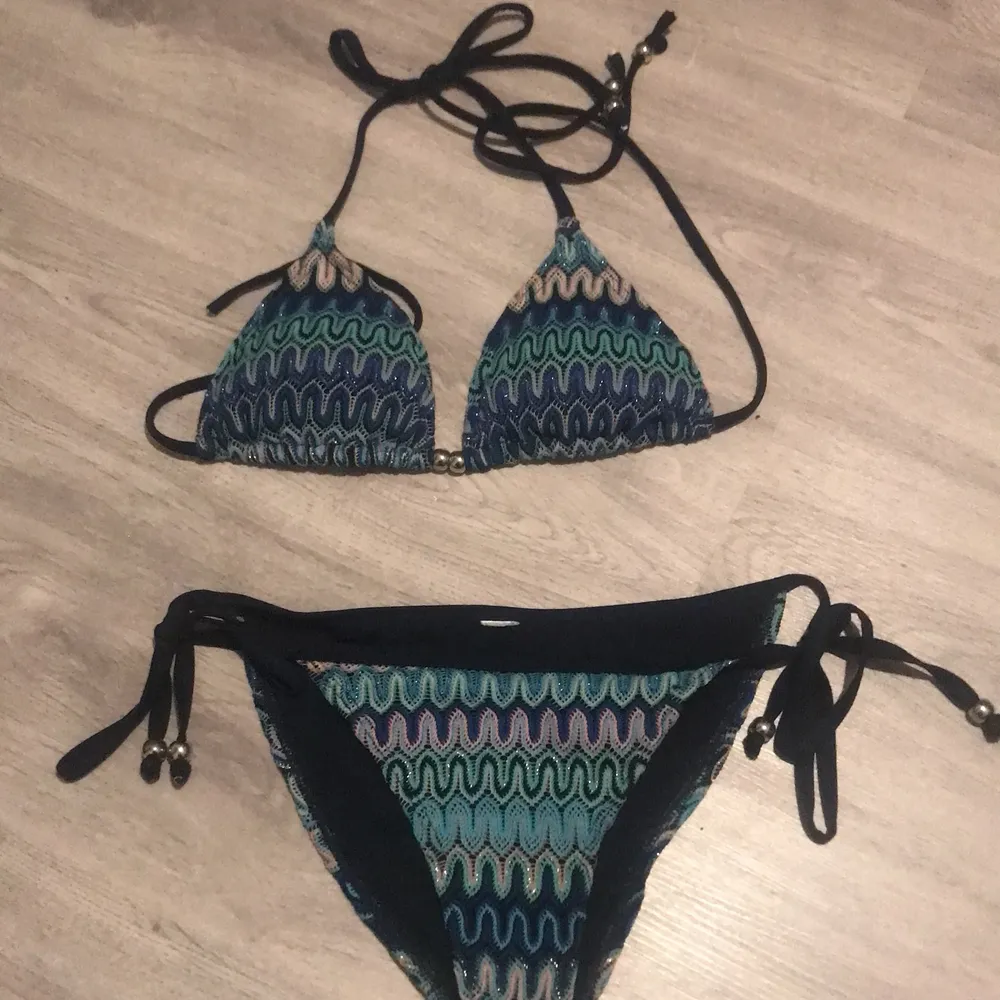 Blå bikini med rosa och blå mönster.storlek 34. 65kr+frakt.Köparen står för frakten.. Övrigt.