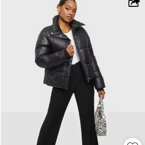 Puff it up Jacket - Denna jackan bär storleken L men passar både L & M super bra. Inte alls för stor eller all för oversized, sådär bra passform. Definitivt en skön och fin jacka som passar med allt. Både hösten och vintern, lägre och högre pris kan diskuteras💕 jackan är precis helt ny, jag hade för många jackor så kände att denna kan komma till användning för någon annan!! Hör av er 