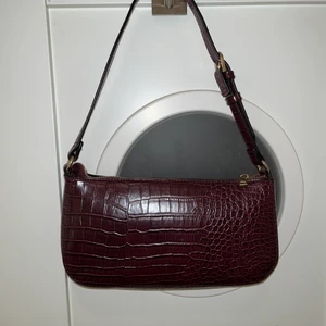 Baguette väska - Vinröd baguette väska med gulddetaljer, vädligt fint skick❣️ skriv för fler bilder! 60kr+frakt 