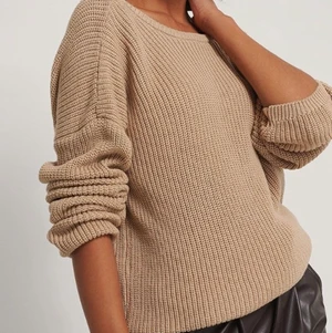 Beige stickad tröja - V-ringad rygg (går även o ha åt andra hållet så de blir som 2 tröjor) jättefin tröja, använd fåtal ggr. Bra skick, från NAKD.