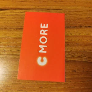 I månad gratis - Cmore - Säljer ett 1månads gratis kort på Cmore. Jag skickar bild på kortet och du som köpare skriver in koden. Ordinarie pris : 139kr/månad. Mitt pris för en månad: 90kr. (var tvungen att skriva in frakt, det är inte 66kr kunde inte skriva 0 utan det behövde vara giltigt.)