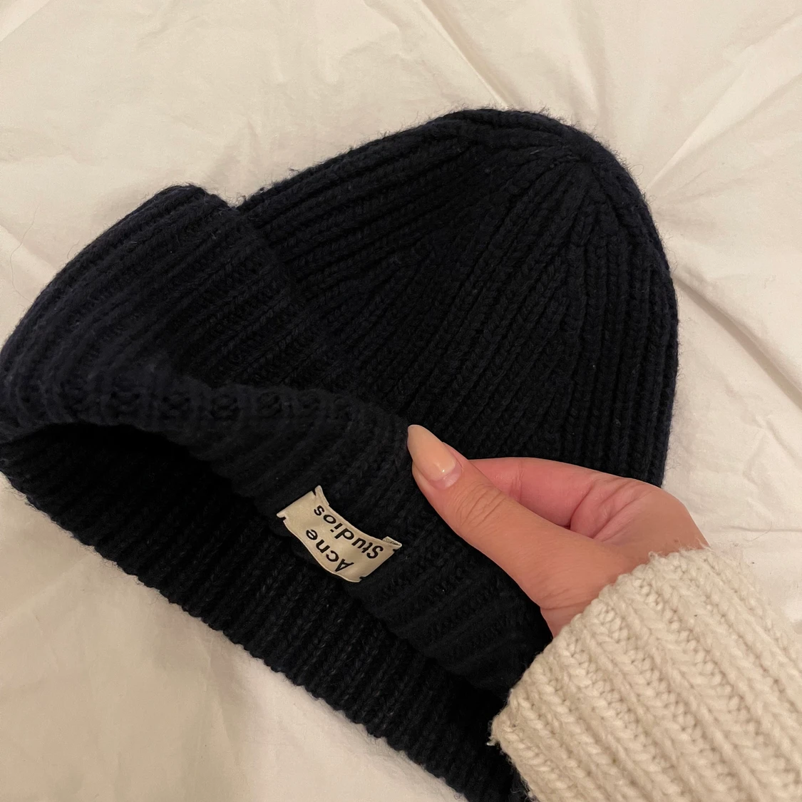 MÖRKBLÅ ACNE PANSY N FACE MÖSSA  - 91