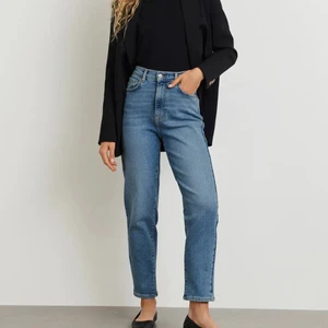 Jeans - Säljer dessa blåa mom-jeans från Gina Tricot då jag aldrig använt dom, så de är helt i nyskick. Väldigt stretchiga och skönt material. Frakt tillkommer🌸