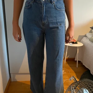 Jeans - Jeans från chiquelle! Raka och vida i benen och hög midja, fler bilder kan skickas!