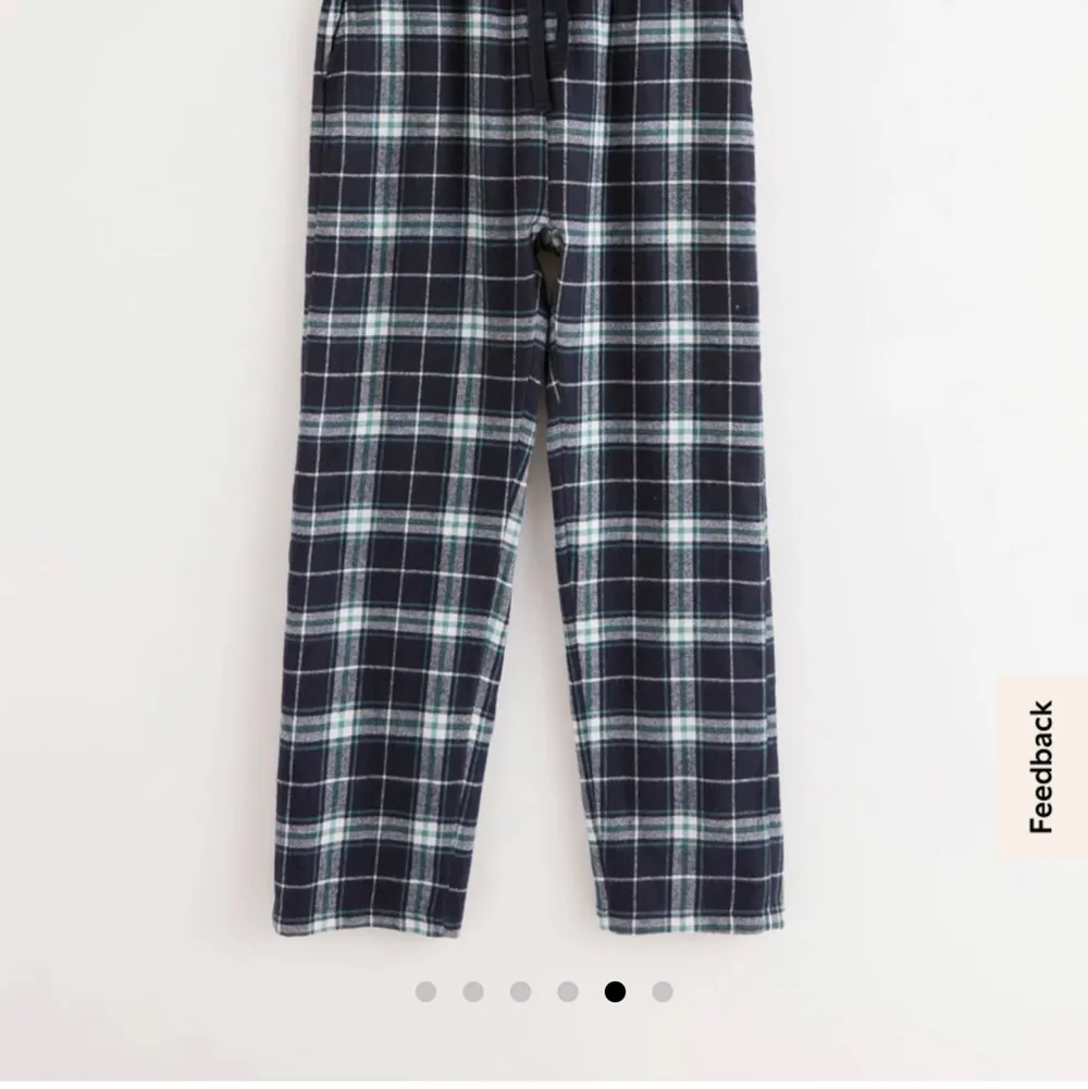 Säljer dessa pyjamasbyxor från Lindex som är använda 2 ggr, jag är 167 och har strlk 158/164 vilket motsvarar ca xs och de är lite för korta för mig! De är slutsålda i den storleken. Superfina och sköna, i flanell. Kom privat för fler bilder, frakt ingår ej. . Jeans & Byxor.