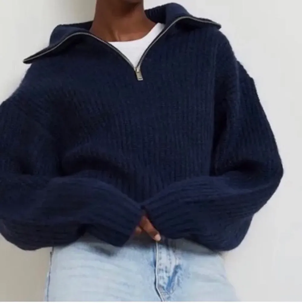 Säljer denna jättepopulära tröjan ifrån Gina tricot. Helt slutsåld online och använd fåtal gånger! Ursprungs priset var 399kr💖. Stickat.