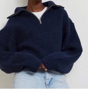 Säljer denna jättepopulära tröjan ifrån Gina tricot. Helt slutsåld online och använd fåtal gånger! Ursprungs priset var 399kr💖
