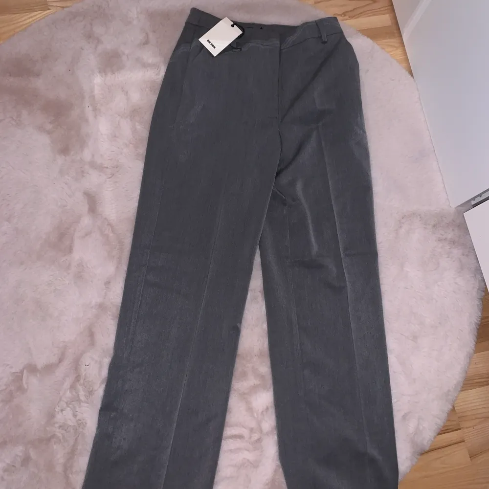 Skit snygga kostymbyxor från bikbok och även helt nya, då jag köpte fel storlek och tappat bort kvittot så går det inte att byta ❤️. Jeans & Byxor.