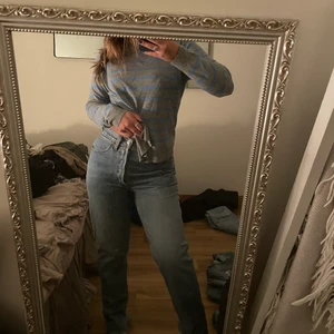 Blå levis jeans - Blå levis jeans, sitter midrise på mig som är en 36 i Zara jeans! ☺️ Dem e straight med slits! Bud 