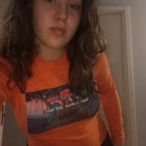 Orange tröja - Köptes på secondhand, använd en gång. Pris kan diskuteras 