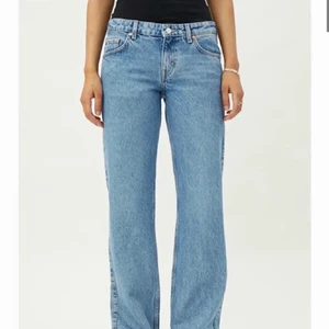 Weekday arrow jeans - Säljer nu dessa så fina lågmidjade jeans ifrån weekday i modellen arrow!! Använda men i bra skick, dock lite slitna precis vid slutet av benen🌟🌟 köp direkt för 350kr!
