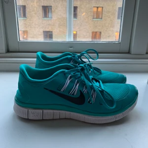 Nike Free 5.0  i storlek 38,5 - intill nyskick på älskade Nike sneakers i en härlig färg, gjorde för att springa i, perfekt sko för gymmet! Det ända tecken på användning är i fram, där lite av färger kommit bort. Skickar gärna fler bilder om det önskas :)                                       (nypris var över 1000 sek, så fynda nu 😘) 