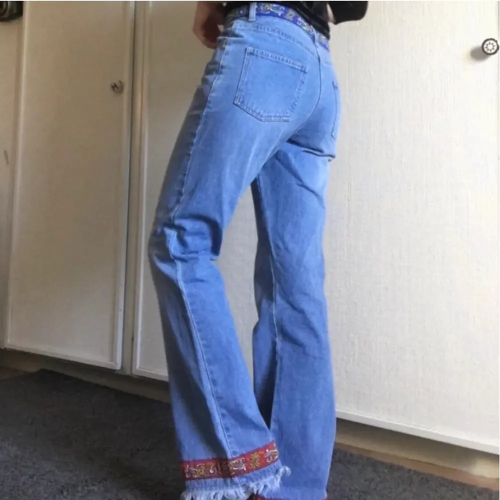 Säljer dessa jättesnygga 70-talsjeans! Köpte dem här på Plick. (Bilderna är tagna av den förra säljaren). Jeans & Byxor.