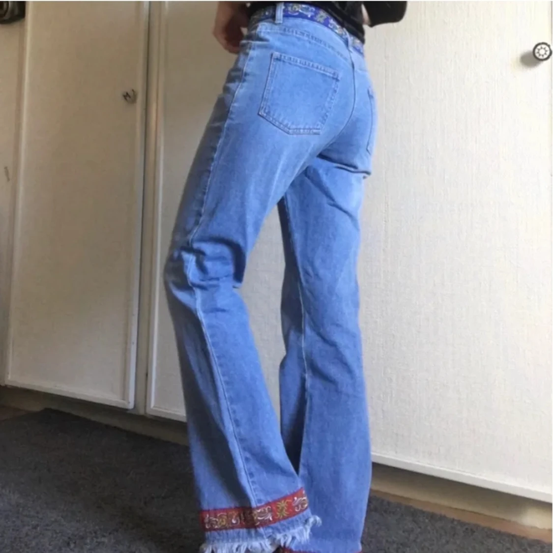 blåa flared jeans