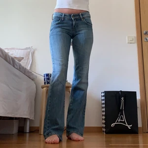 Levis straight low waist - Säljer dessa skitsnygga levis 570 straight fig, low waist - då dom tyvärr var för små för mig. Köpta second hand i Paris!! Här är bilder på hur de ser ut på mig, sista är på ett par i samma modell som var rätt strl för mig - jag är en 36 i flesta byxor:)) Skulle säga att de passar mer ”bagge” (som sista bilden) om du är en xs/34/32, med 70-80cm runt midjan (långt ner, alltså där de lågmidjade jeansen sitter). Jag är 164 och de är långa på mig. Skriv privat för fler bilder eller vid intresse:)