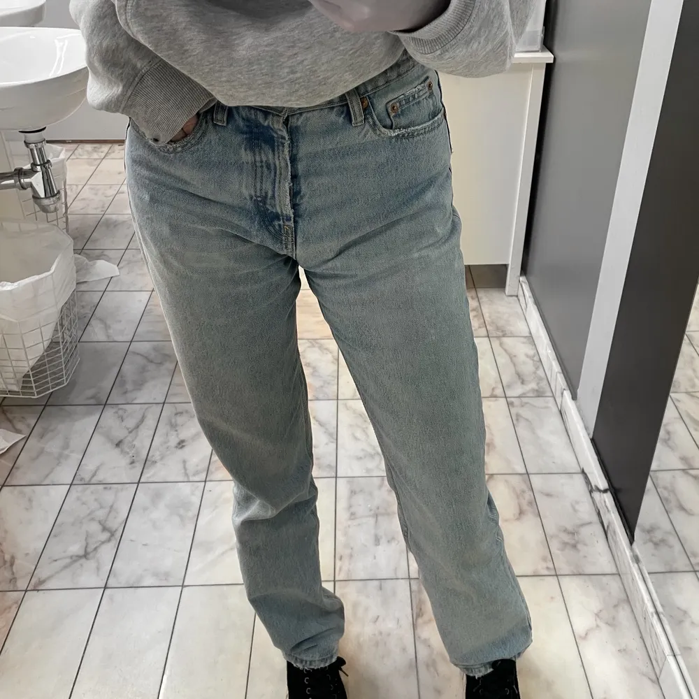 Säljer mina älskade efterfrågade midrise jeans då jag tyvärr tröttnat! Så fin ljusblå färg, mer som den på först bilden men dåligt ljus på min egen. Kan skicka fler egna bilder vid förfrågan. Storlek: 36. Jeans & Byxor.