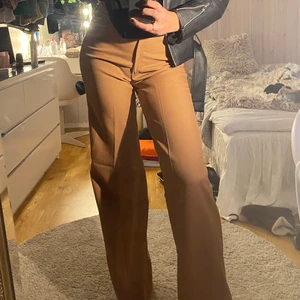 Kostymbyxor  - Säljer vid bra bud, ett par as coola kostymbyxor som ej kommer till användning.