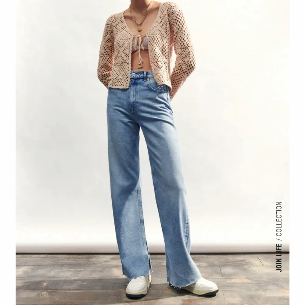 Säljer min 90s High waist jeans från Zara. Modellen finns tyvärr inte kvar men de är liknande dem på bilden. Säljer för 150kr + 70kr frakt.. Jeans & Byxor.