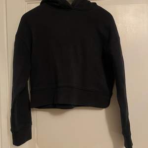 Jag säljer denna croppade hoodie från zara i färgen svart. Den har tyvärr inte kommit till någon användning och är i princip helt ny. Hoodien är i storlek 36, dessutom har den ett tjockt material med muddar längst armarna och nedtill. Tröjan har en loose passform. Superhärlig! 