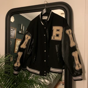 Baseballjacka - Ascool jacka, strl M men sitter snyggt oversized på en S. Använd men inga defekter, nypris 800 kr