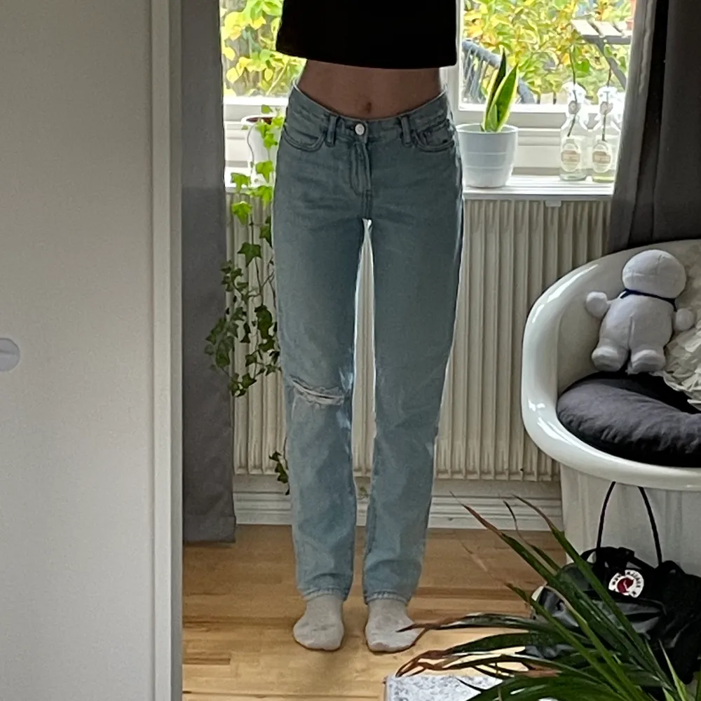 Ett par straight, mid rise jeans i toppenskick! I rak modell med ett asfräckt hål på ena knäet. 😎 I storlek 34/XS och passar perfekt i längden på mig som är 167 och skulle passa de under också! Fraktkostnad står köpare för 🤎. Jeans & Byxor.