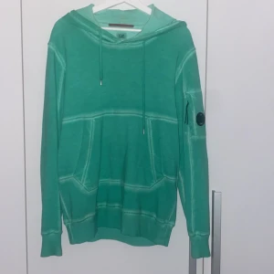 Grön cp company hoodie - Använt 10-20 gånger