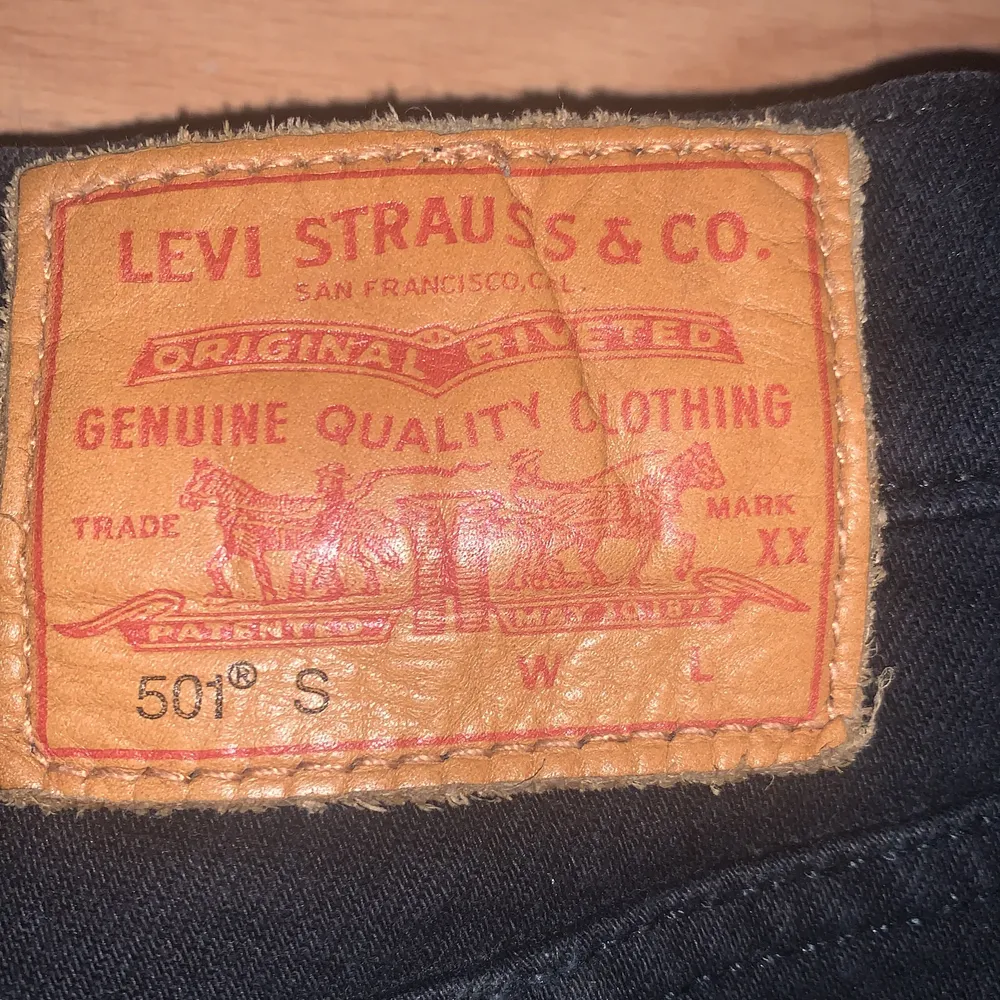 Hej, säljer levi’s jeans 501 använd fåtal gånger, köpt för 1.100kr säljs för 500kr storlek W28 L30. Jeans & Byxor.