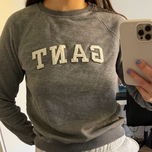 Gant sweatshirt  - Grå tröja från Gant, sweatshirt. Använt men bra skick, är storlek M men är mer som en S. Köpt för 1000kr 