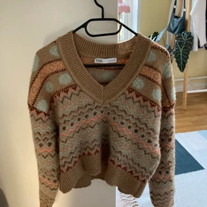 Stickad tröja från Zara  - Stickad tröja köpt från zara för cirka 1 år sedan. Använd fåtal gånger så mycket bra skick. Säljer för 100 kr + frakt 