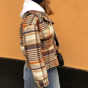 Rutig jacka  - Jättefin, höstig jacka från Monki, går inte att köpa längre🧡storlek XS men oversized.  frakt tillkommer!