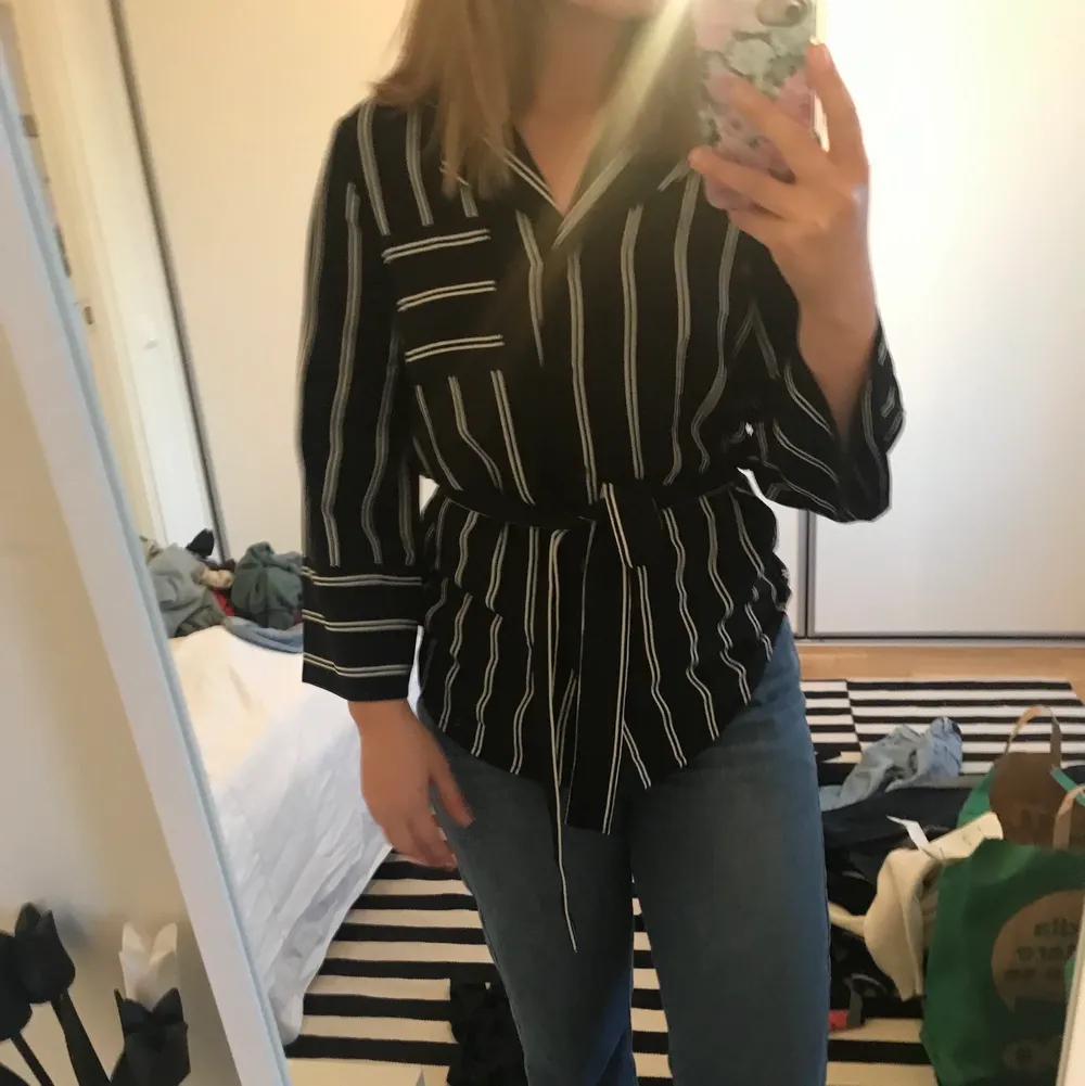 Kimono tröja från Monki i strl XXS. Oversize i storleken så mer som en S. Säljes pga för liten för mig. Svart-vit randig. Har en avtagbar skärp/bälte i midjan. Svarta knappar fram. Säljes pga ej rätt storlek för mig.. Tröjor & Koftor.