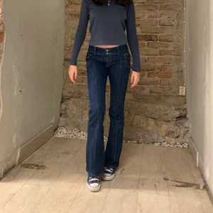 Lågmidjade jeans från Brandy Melville  - Säljer dessa lågmidjade jeans från Brandy Melville då jag inte använder dom så mycket! De går ej att köpa i Sverige då de är slutsålda online. Orginalpriset är 440kr!💞Hör av er vid frågor eller intresse!