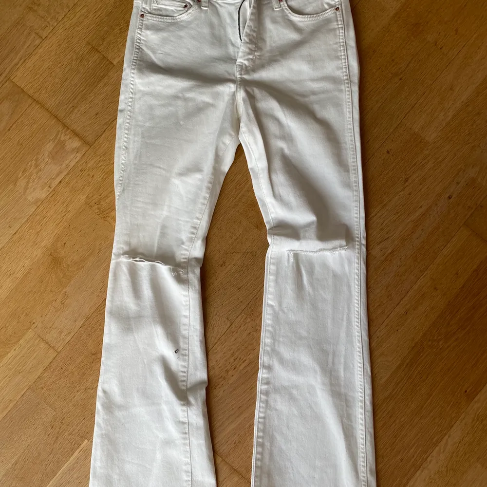 Fina vita Bootcut jeans med hål på knäna. Dessvärre aldrig använda! . Jeans & Byxor.