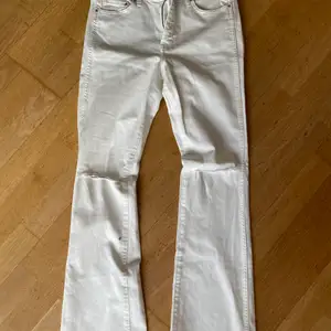 Fina vita Bootcut jeans med hål på knäna. Dessvärre aldrig använda! 